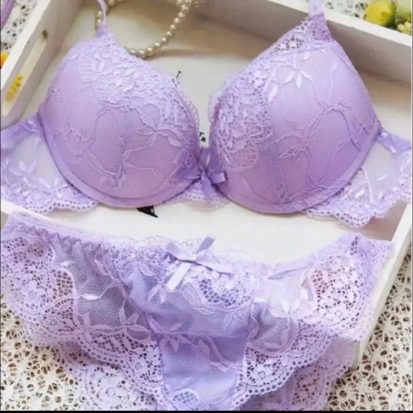 2 sets of lace bra with matching panties - Picture 3 of 8